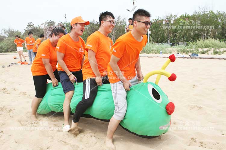 趣味運(yùn)動會項(xiàng)目：毛毛蟲競速